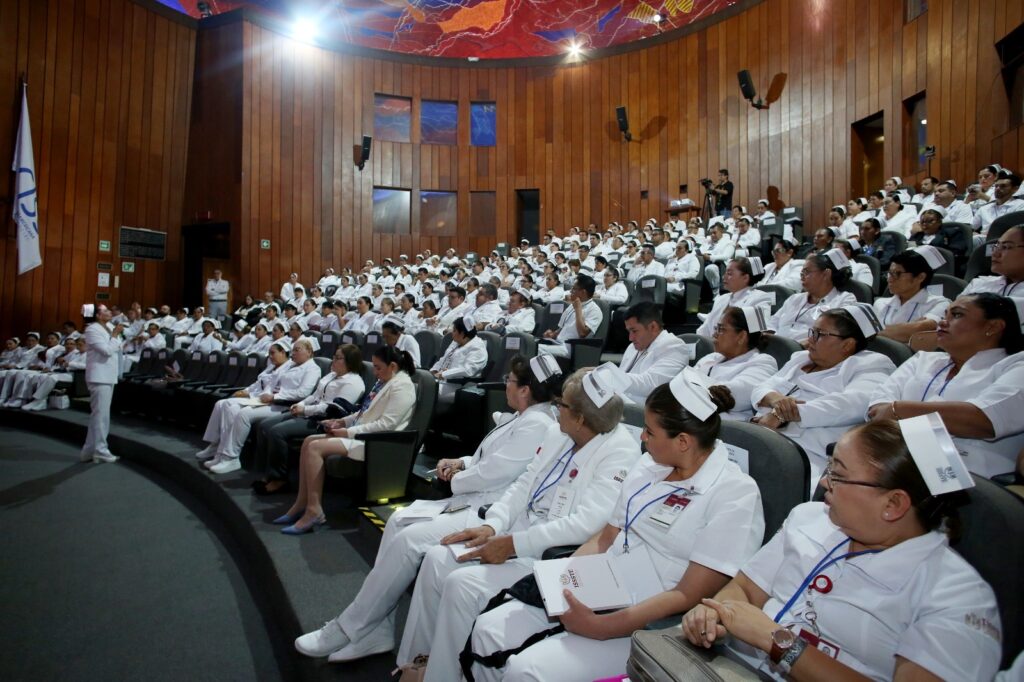 Profesionales de enfermería reunidos en un congreso